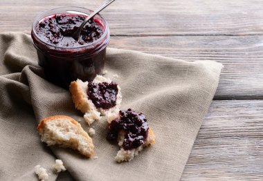 Lezzetli Siyah frenk üzümü jam tablo yakın çekim