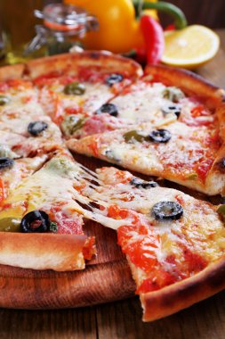 Yönetim Kurulu ve ahşap masa arka plan peynirli pizza