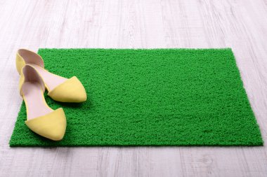 Yeşil Halı zemin ve ayakkabı yakın çekim üzerinde