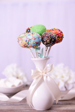 Tatlı pasta üzerinde ışık arka plan masaya vazoda çıkar