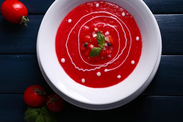 Gazpacho soep op een houten achtergrond kleur — Stockfoto