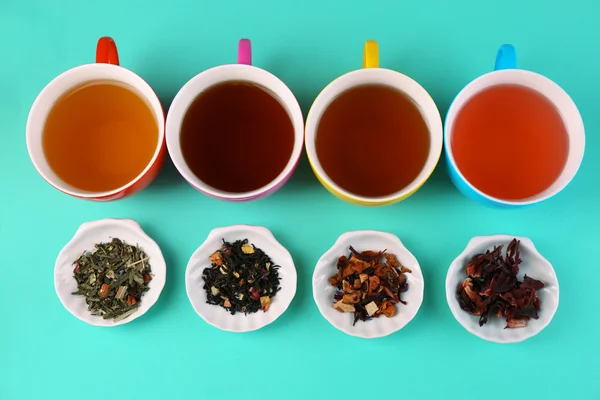 Surtido de té sobre fondo de color — Foto de Stock