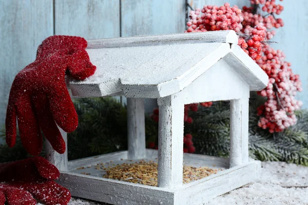 Casa de passarinho artesanal no inverno — Fotografia de Stock