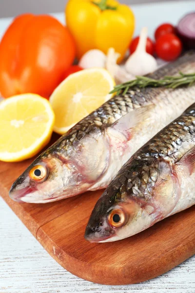 新鮮な生の魚、食材のテーブルの上 — ストック写真