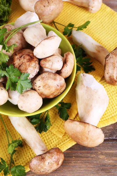 Pilze auf dem Teller mit Kräutern und Gemüse auf dem Tisch — Stockfoto