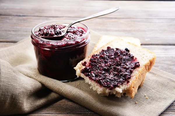 Heerlijke zwarte bessen jam op tabel close-up — Stockfoto