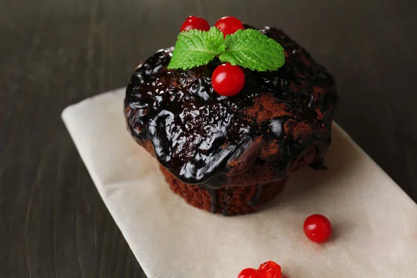 Bolo de chocolate gostoso na mesa — Fotografia de Stock