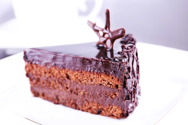 Delicioso pastel de chocolate en el plato en la mesa — Foto de Stock