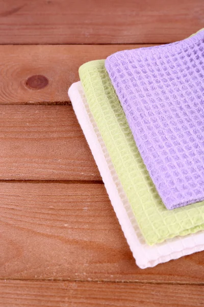 Färgglada servetter på träbord — Stockfoto