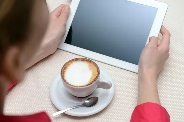 Tablet bilgisayar kafe dükkanda kadınla — Stok fotoğraf