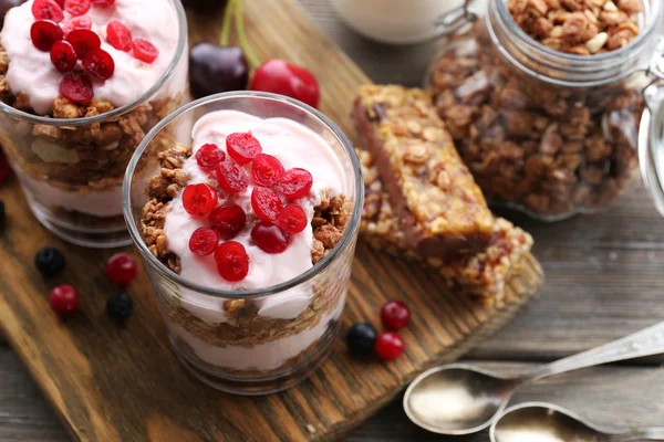 Postre en capas saludables con muesli y bayas en la mesa —  Fotos de Stock