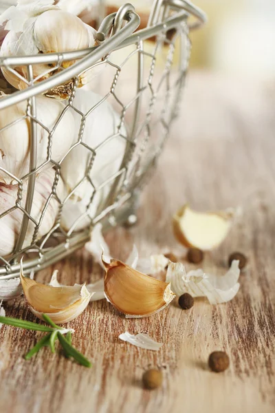 Rauwe knoflook en kruiden op houten tafel — Stockfoto