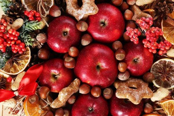 Primeros planos de manzanas, nueces y galletas de Navidad —  Fotos de Stock