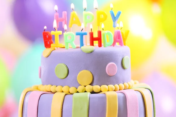 Delicioso bolo de aniversário no fundo brilhante — Fotografia de Stock