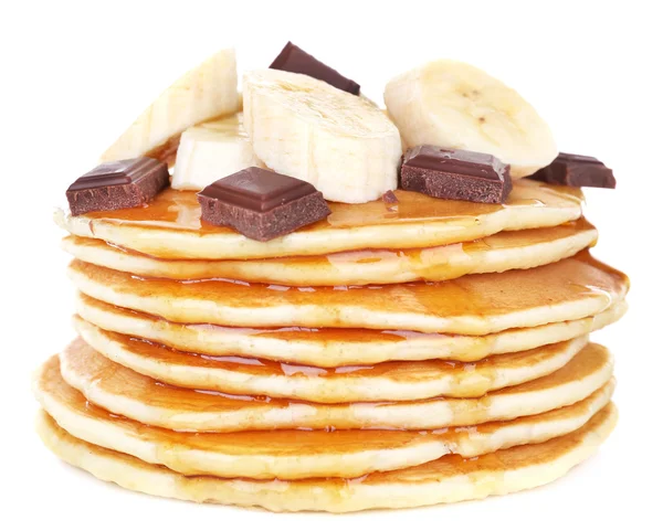 Montón de deliciosos panqueques con chocolate, miel y rodajas de plátano en plato aislado en blanco — Foto de Stock