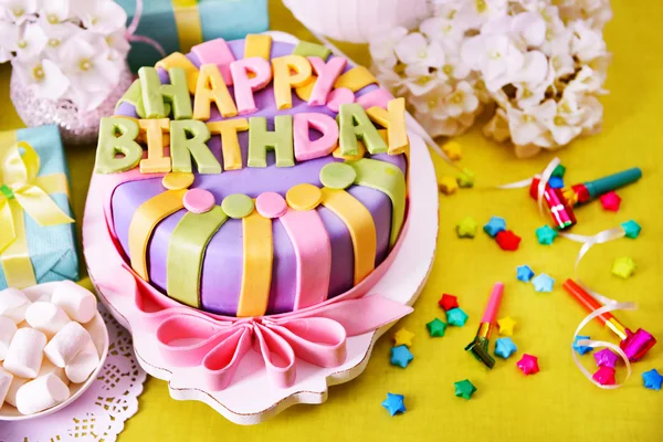 Смачний день народження торт на столі крупним планом — стокове фото