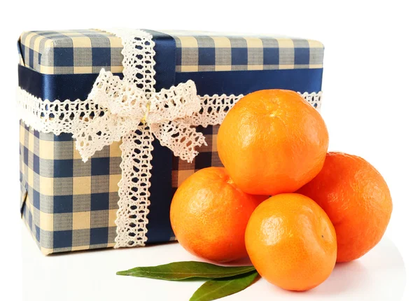 Smaczny mandarynki i pudełko na białym tle — Zdjęcie stockowe