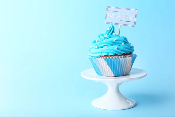 Вкусный кекс с надписью на голубом фоне — стоковое фото