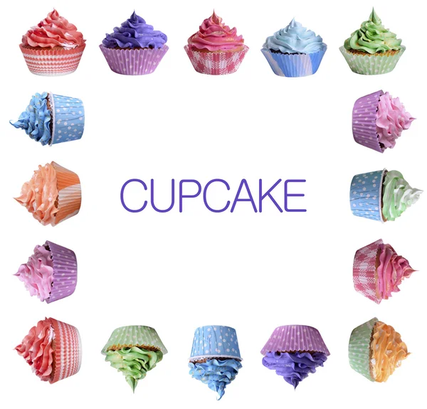 Deliciosos cupcakes fazendo quadro isolado em branco — Fotografia de Stock