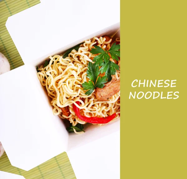 Kinesiska nudlar i take away låda och utrymme för din text — Stockfoto