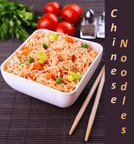 Kinesiska nudlar i skål med grönsaker och utrymme för din text — Stockfoto