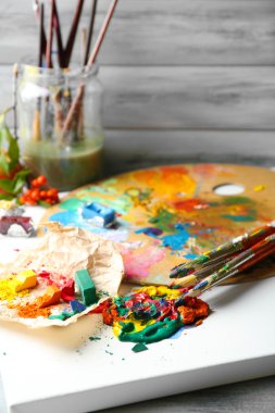 Profesyonel sanat malzemeleriyle dolu güzel bir hayat, yakın çekim.