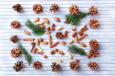 Darbe, baharatlar ve renk ahşap arka plan üzerinde fındık ile Noel ağacı dal
