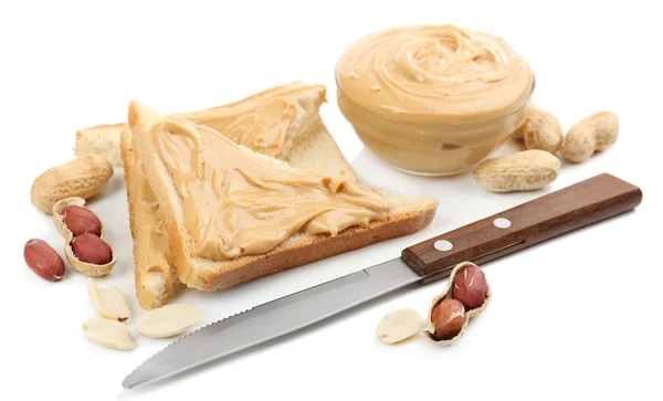 Fatias de pão com manteiga de amendoim cremosa, isoladas em branco — Fotografia de Stock