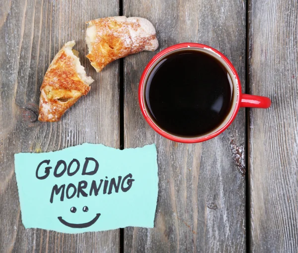 Komposition aus Kaffee, frischem Croissant und Papierkarte auf Holzgrund — Stockfoto