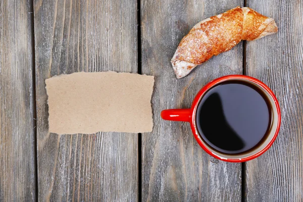 Composition of coffee, fresh croissant and paper card on wooden background — Stock Photo, Image