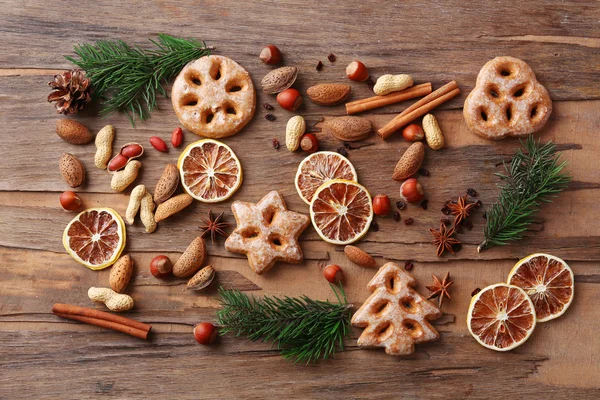 Cukroví s ořechy, kořením a plátky citronu na rustikální dřevěné pozadí — Stock fotografie