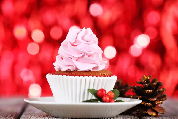 Cup-kek krem üzerinde uçan daire ve Noel dekorasyonu ahşap masa ve Parlatıcı ile parlak arka plan — Stok fotoğraf