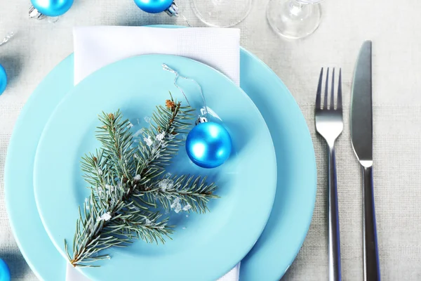 Elegante ajuste de mesa de Navidad azul y blanco sobre fondo de mantel gris —  Fotos de Stock