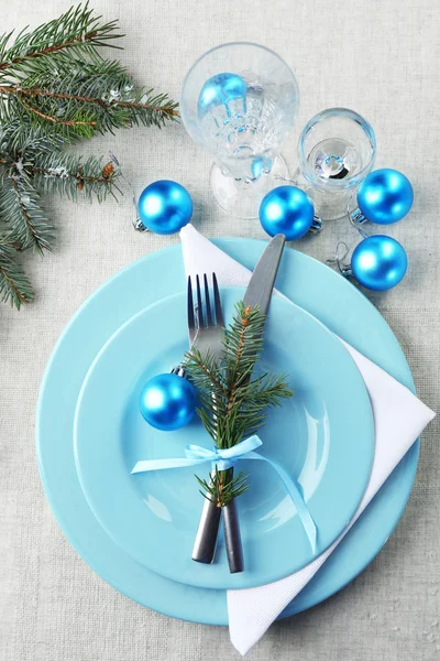 Elegante ajuste de mesa de Navidad azul y blanco sobre fondo de mantel gris — Foto de Stock
