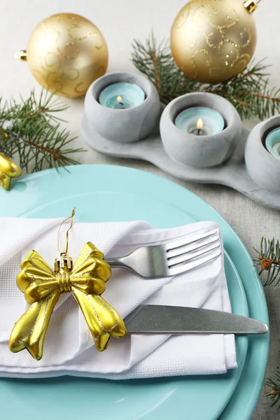 Weihnachtstisch in blauen, goldenen und weißen Farben auf grauem Tischdecken-Hintergrund — Stockfoto