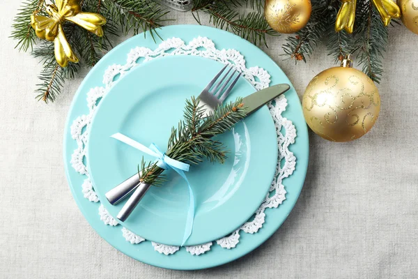 Christmas table setting in blue, golden and whitec olors on grey tablecloth background — Stock Photo, Image