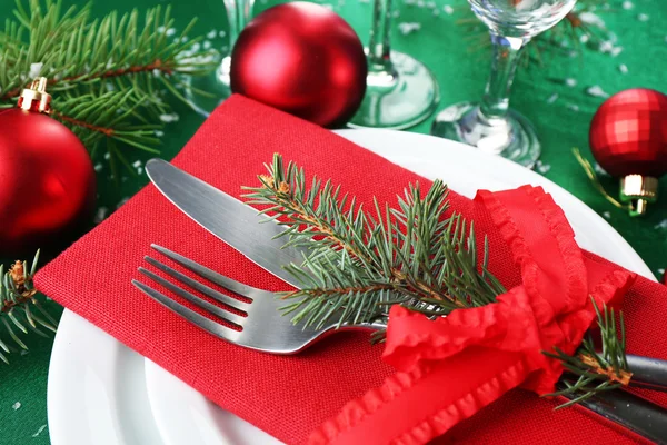 Stylish red, green and white Christmas table setting — Stock Photo, Image