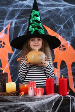 Küçük kız cadı Halloween süslemeleri arka plan üzerinde şapkalı