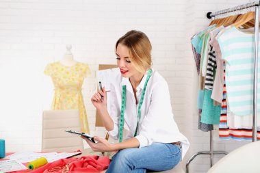 workroom içinde güzel genç terzi