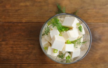 Tablo üzerinde beyaz peynir