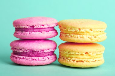 Renk arka plan üzerinde yumuşak renkli macaroons