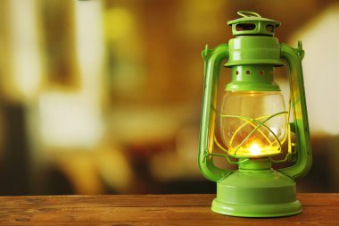 Kandil ahşap yüzey ve arka plan bulanık