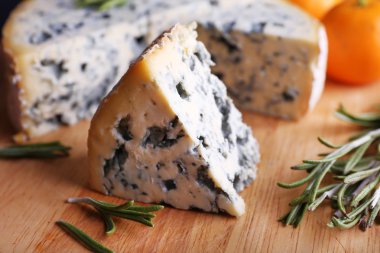 Mavi peynir dal biberiye ve ahşap tahta zemin üzerine portakal ile