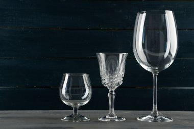 Koyu renk ahşap arka plan üzerinde boş cam kadehler