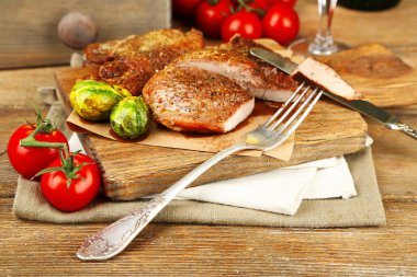 Kavrulmuş et ve sebze ahşap masa arka plan üzerinde kesme tahtası üzerinde