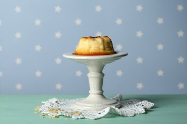 Masaya renk arka plan üzerinde lezzetli peynirli kek