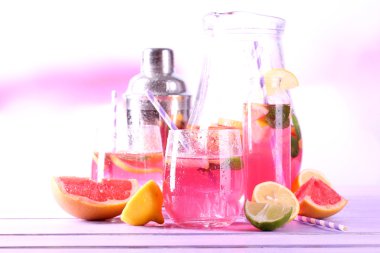 Gözlük ve sürahi tablo yakın çekim üzerinde pembe limonata