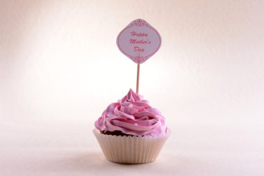 Bej renkli arka plan üzerinde tablo üzerinde yazıt ile lezzetli kek