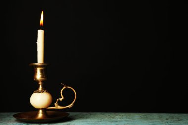 Siyah arka plan üzerine ahşap masa mum ile Retro şamdan