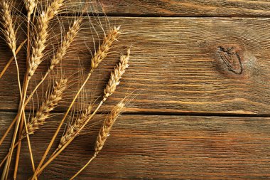 Spikelets ahşap arka plan üzerinde buğday